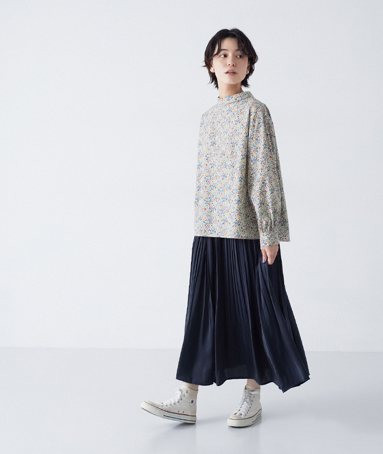 リバティ・ファブリックス 花柄ブラウス(マルチ)着用の全身コーディネート