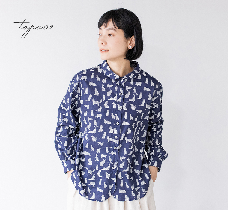 &yarn　リバティ・ファブリックスネコ柄ブラウス(ネイビー)着用の上半身寄りカット