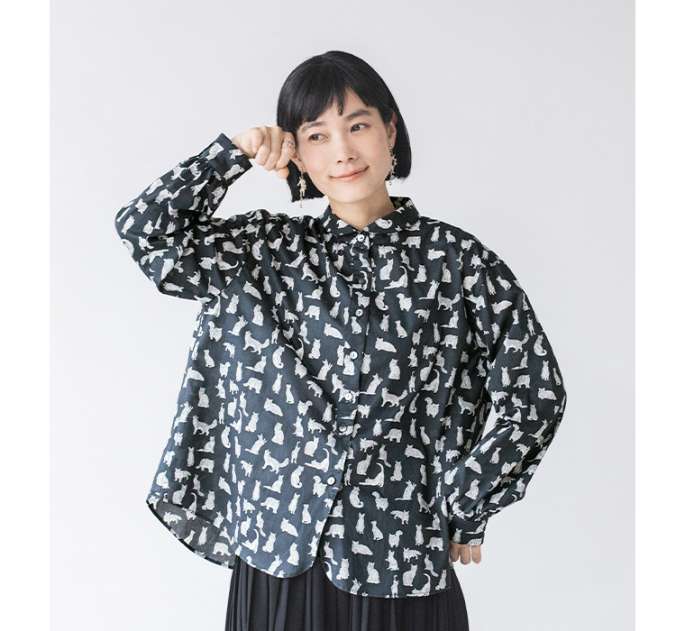 リバティ・ファブリックスネコ柄ブラウス(ブラック)着用の上半身寄り前カット