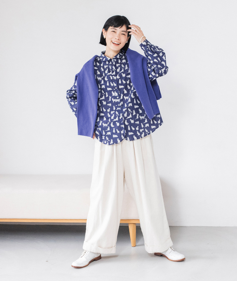 リバティ・ファブリックスネコ柄ブラウス(ネイビー)着用の全身コーディネート