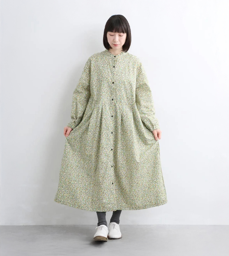 HEAVENLY　リバティプリントワンピース(イエロー)着用の全身コーディネート