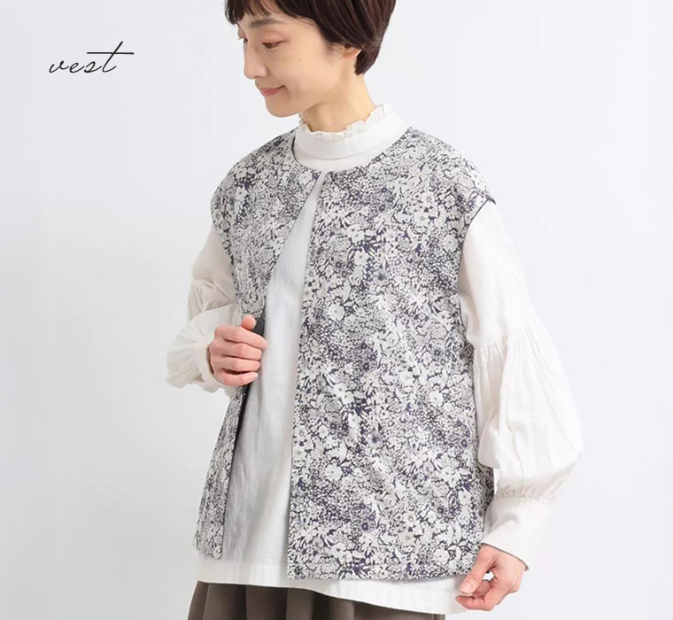 ADIEU TRISTESSE　リバーシブルベスト(ネイビー)着用の上半身寄りカット