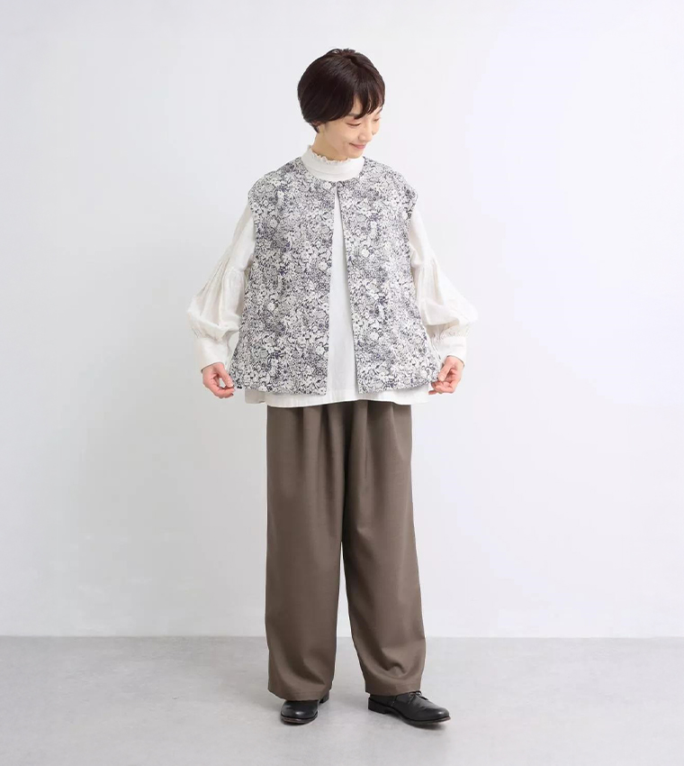 リバーシブルベスト(ネイビー)着用の全身コーディネート