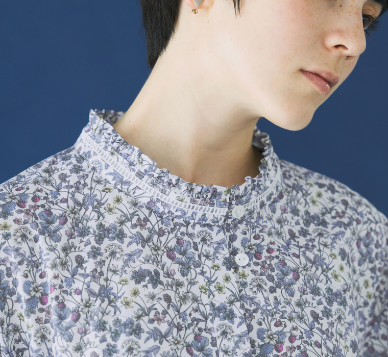 &yarn コットンリネンデニム ジャンパースカート 上半身寄り前