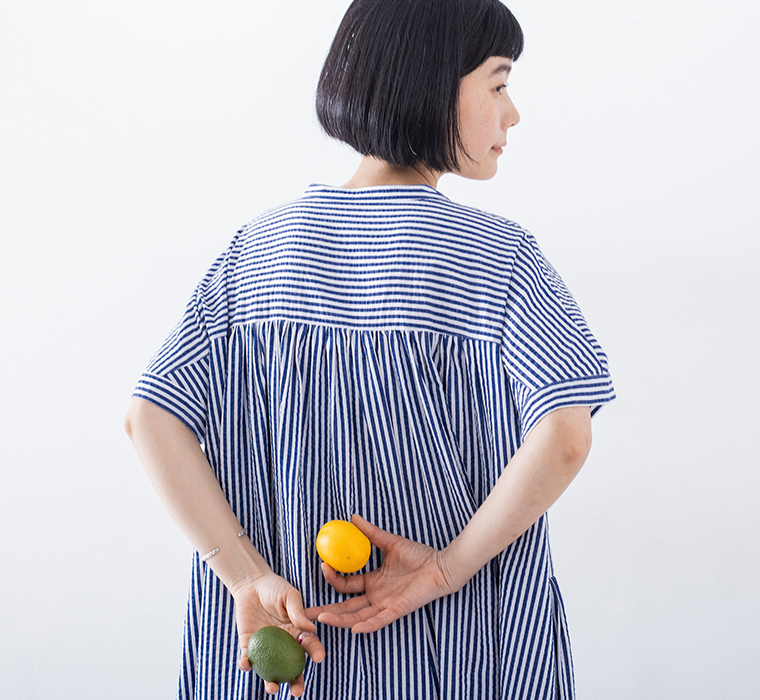 Lintu Laulu バンドカラーギャザーワンピース 後ろ寄り