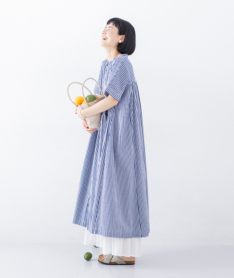 Lintu Laulu バンドカラーギャザーワンピース 全身前