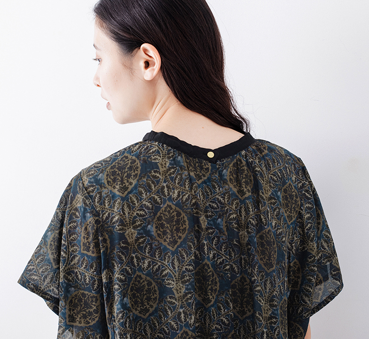 CALINEr le prmer アラベスクリーフプリント 2wayギャザーワンピース 背中寄り