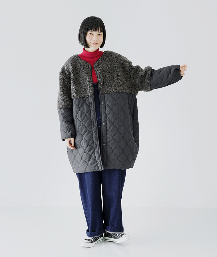 LUPILIEN by natulanの別注｜ボアキルトノーカラーコクーンコート チャコールを着用したモデルの全身正面