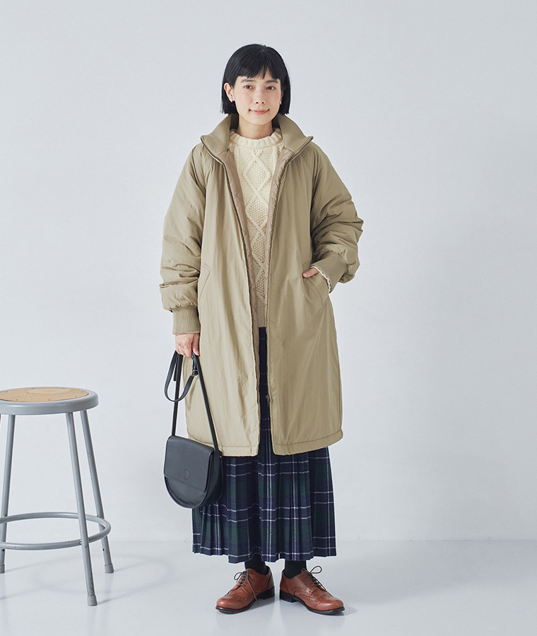 LUPILIEN by natulanの別注｜ナイロン中綿リブカラーコート ベージュを着用したモデルの全身正面