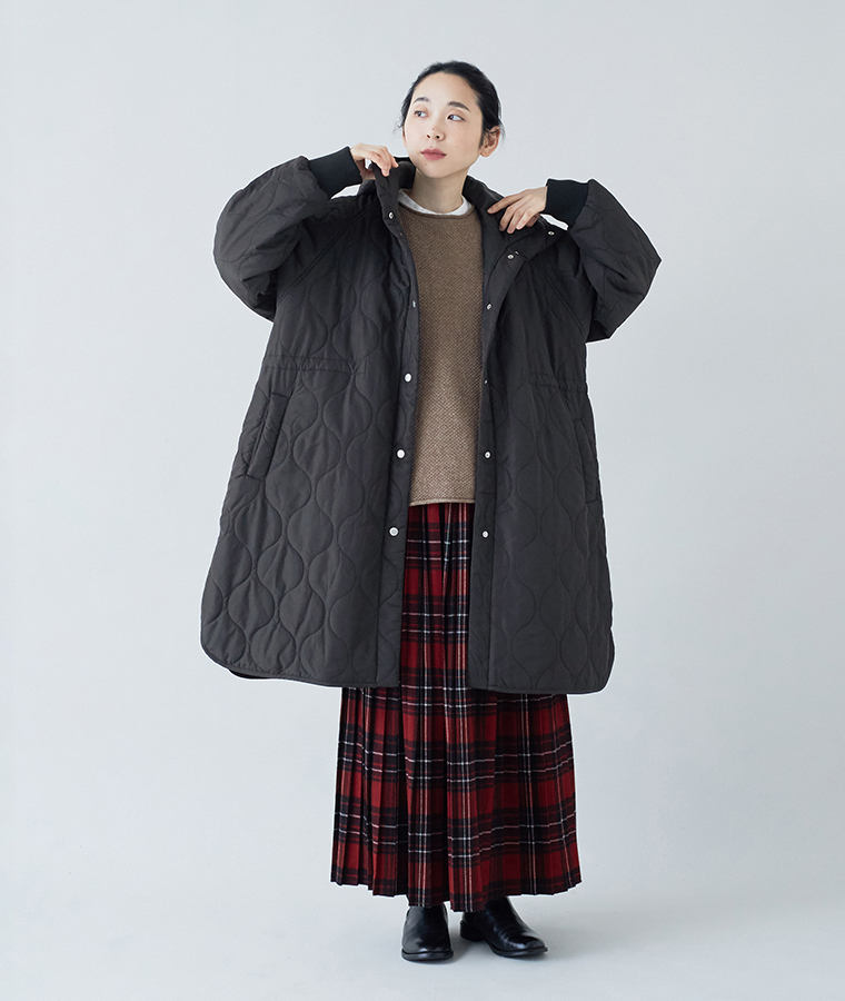 D*g*yのひょうたんキルトフーディーコート ブラックを着用したモデルの全身正面