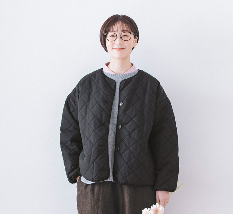 &yarnのリバーシブルキルティングジャケット ブラックを着用したモデルの全身正面