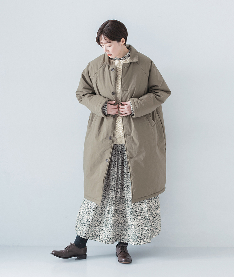 &yarnのコットンナイロン中綿コクーンコート カーキベージュを着用したモデルの全身正面