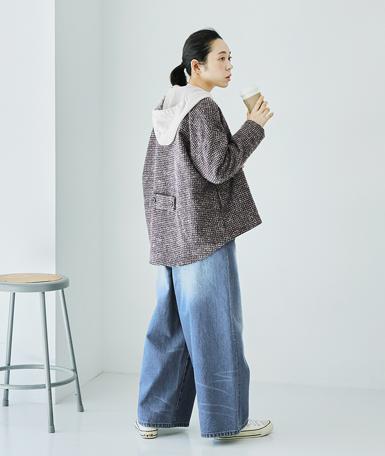 別注｜レトロチェックノーカラージャケット ブラウンを着用したモデルの全身横向き