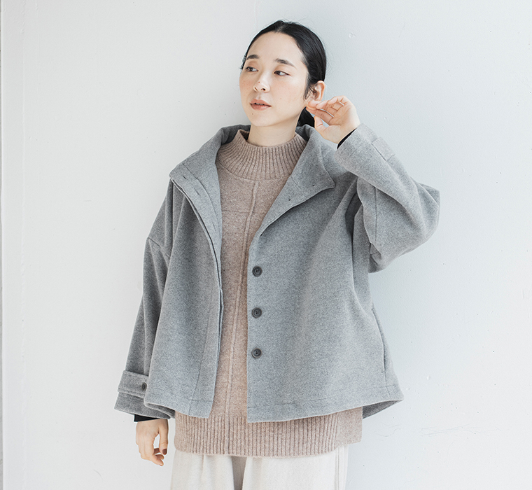 08Mabの別注｜スタンド襟ショートコート グレーを着用したモデルの上半身正面