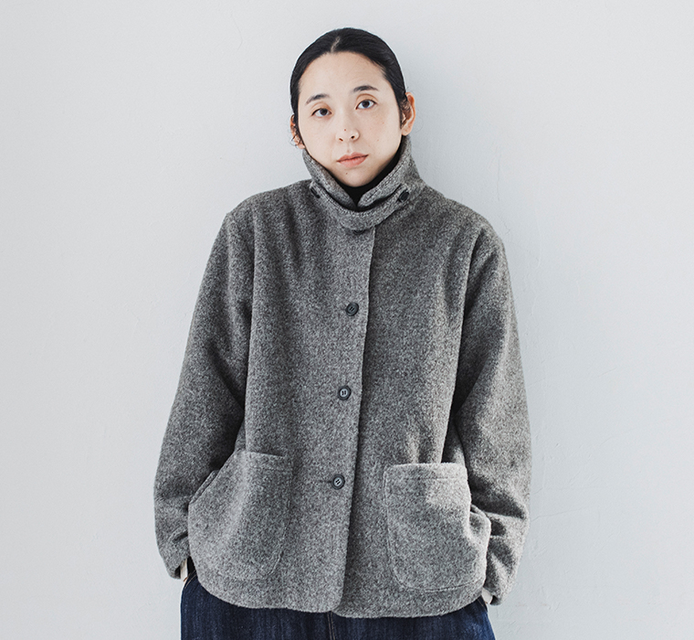 ista-ireの別注｜ブークレ2wayカラーショートコート グレーを着用したモデルの全身正面