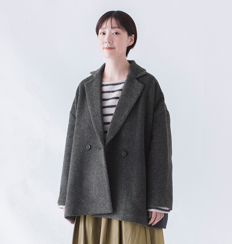 &yarnのダブルボタンショートコート グレーを着用したモデルの上半身正面