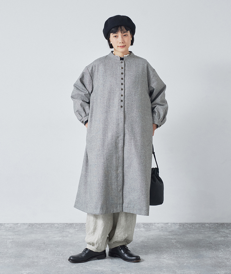 08Mabの別注｜ウールツイードロングコート グレーを着用したモデルの全身正面