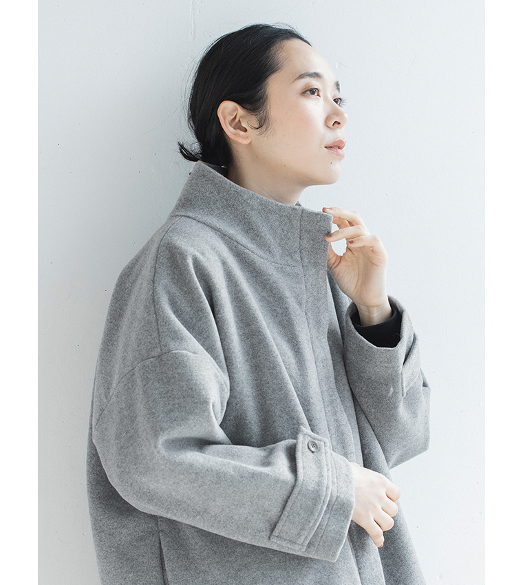 08Mabのスタンド襟ショートコートの襟元と袖口のディテール