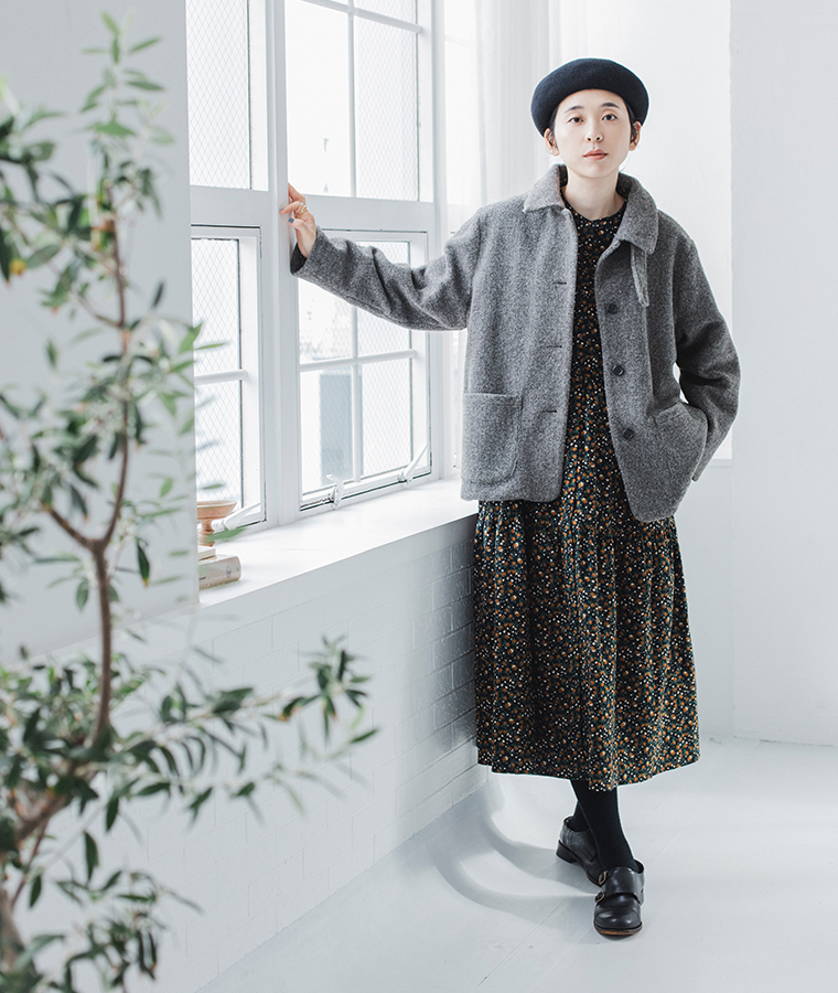 ista-ireのブークレ2wayカラーショートコートをワンピースに合わせた室内コーディネート