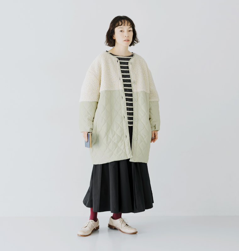 LUPILIEN by natulanのボアキルトノーカラーコクーンコートを着用した正面コーディネート