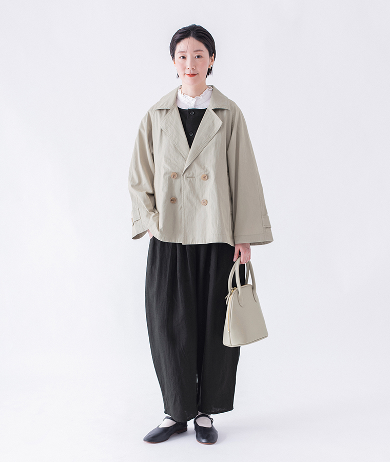 &yarnのコットンナイロン ダブルボタンジャケット ライトベージュの全身正面カット
