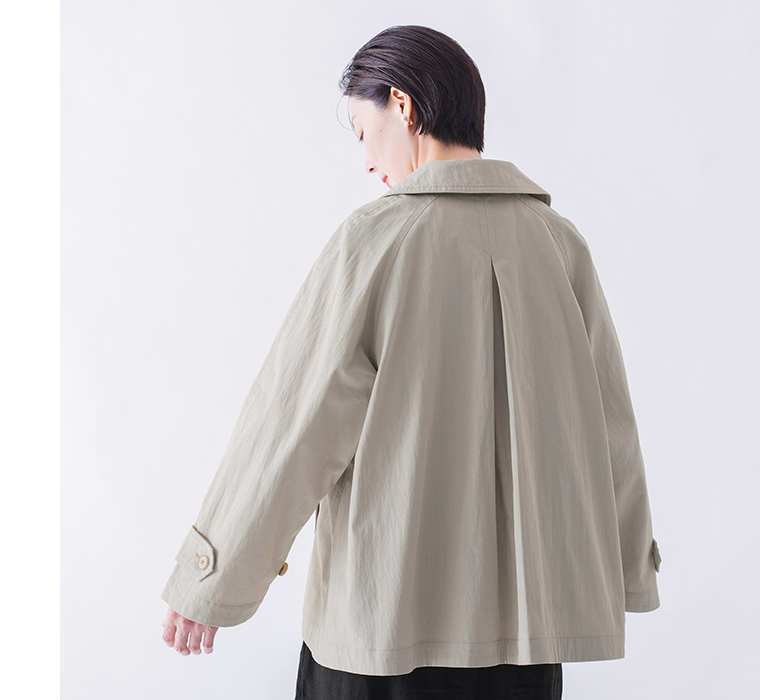 コットンナイロン ダブルボタンジャケット ライトベージュの上半身背面カット