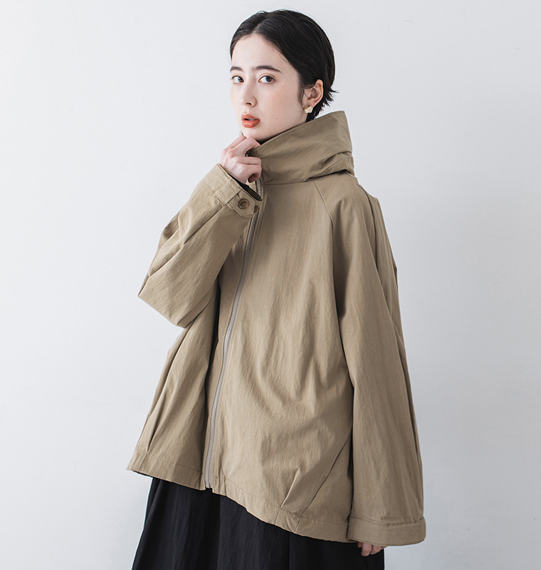 corailのコットンナイロンフードジップブルゾン グレーベージュの上半身斜め横カット