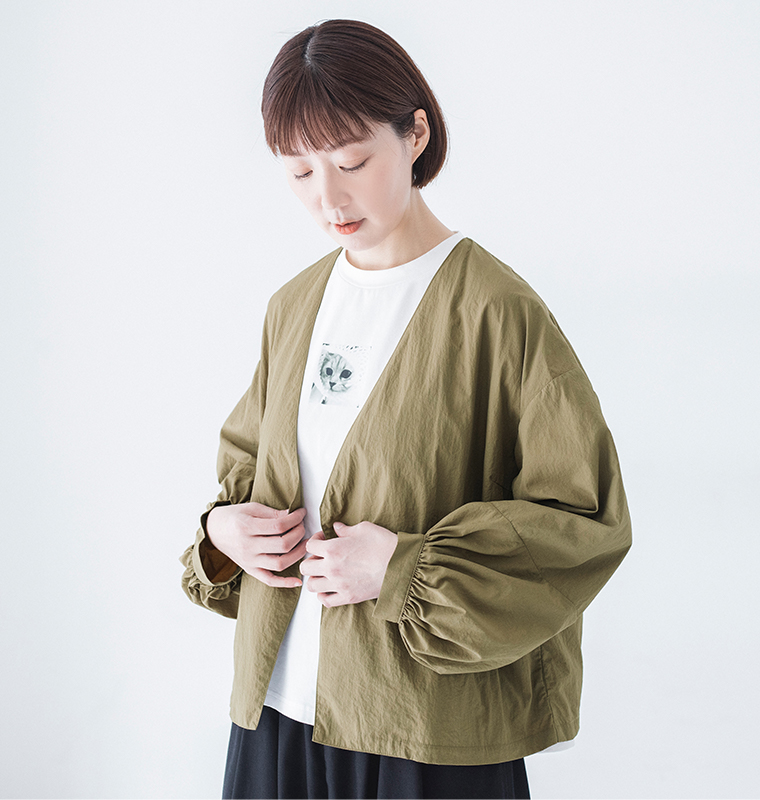 &yarnの撥水袖ボリュームライトジャケット ベージュの上半身正面カット