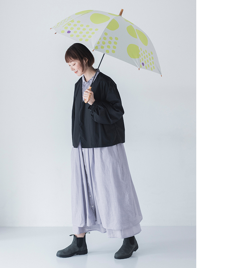 撥水袖ボリュームライトジャケット ブラックの全身斜め横カット