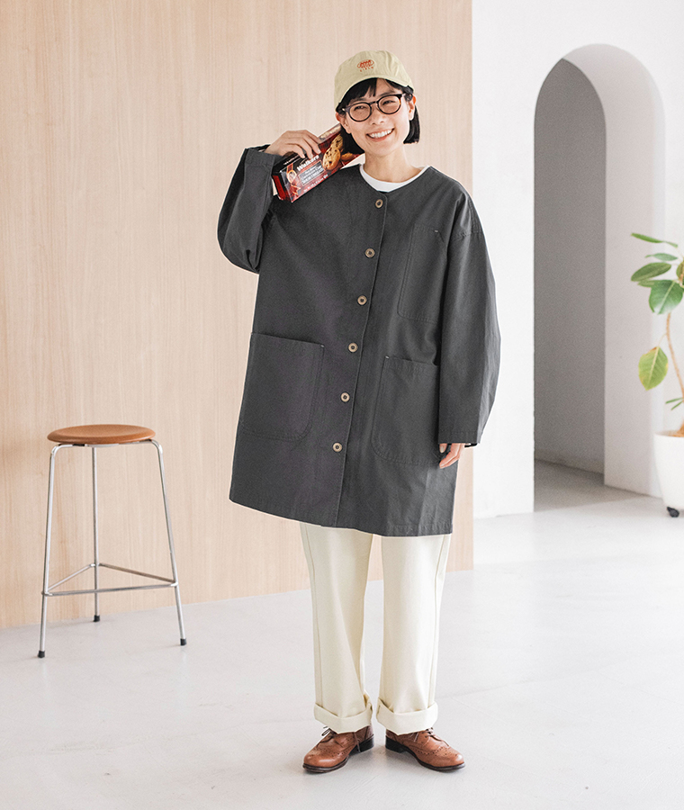 NORTHERN TRUCKのノーカラーライトコート チャコールの全身正面カット