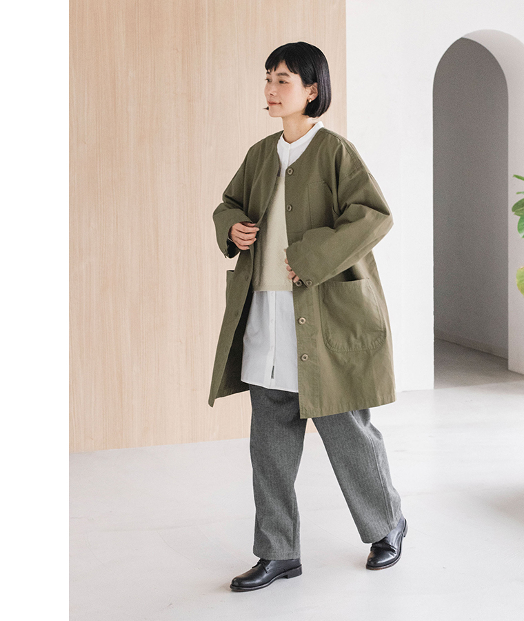 ノーカラーライトコート カーキの全身正面前開けカット