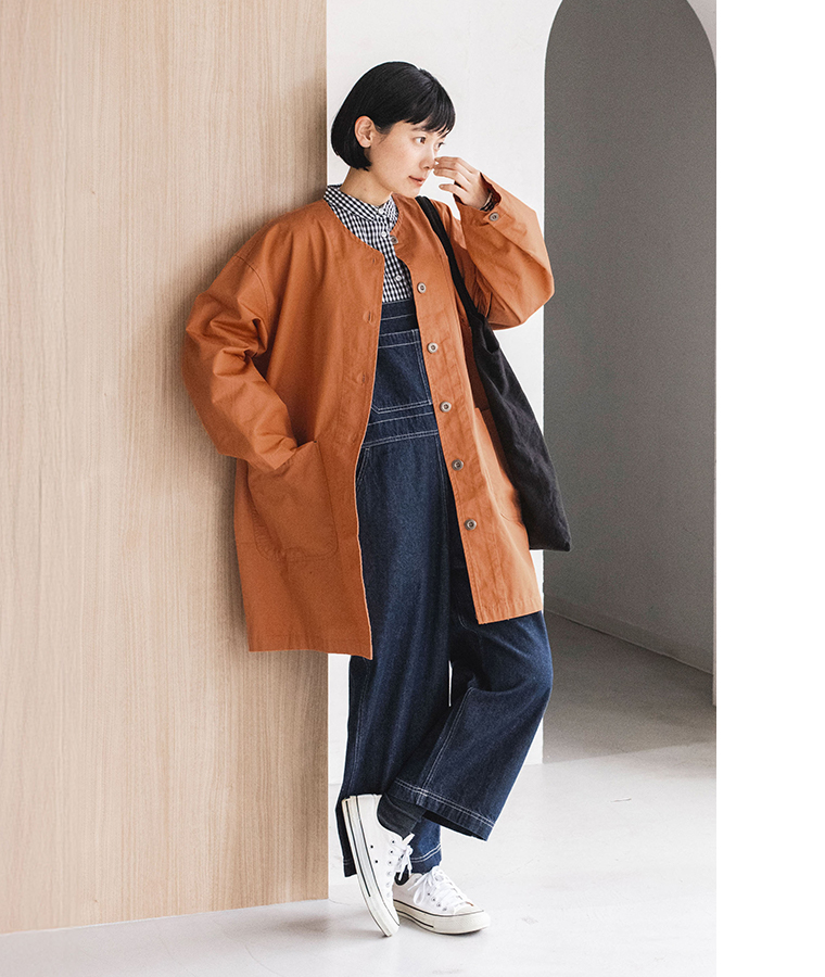 ノーカラーライトコート オレンジの全身斜め横カット