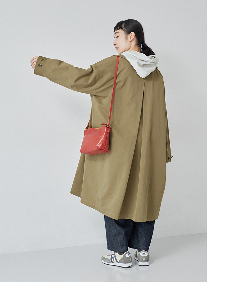 ビッグカラーコート ダークベージュの全身背面カット