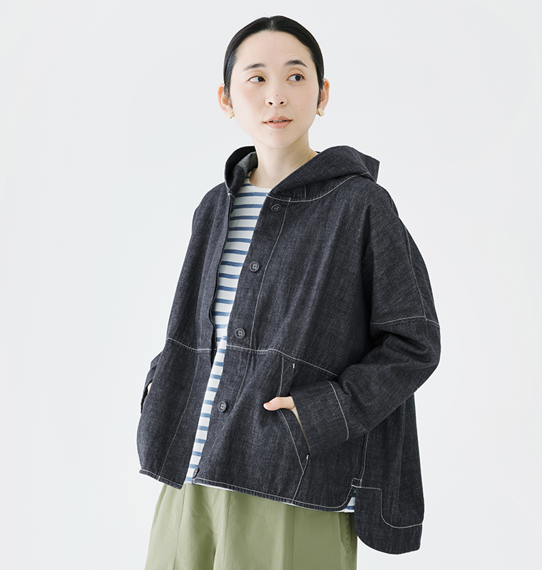 TUTIE.の別注｜デニムフーディーブルゾン ネイビーの上半身前開けカット