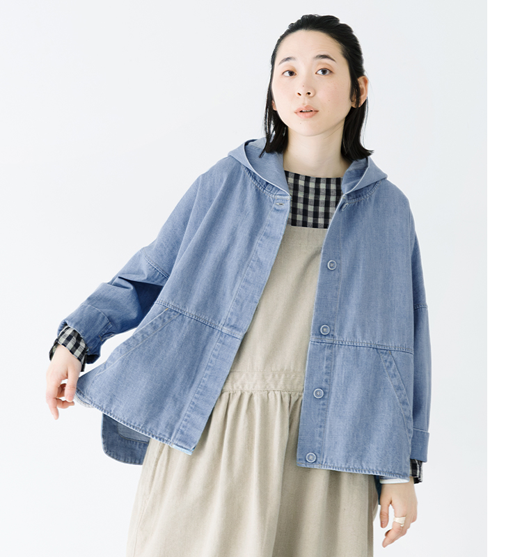 別注｜デニムフーディーブルゾン ライトブルーの上半身前開けカット