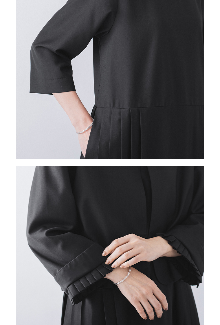 ジャケットプリーツアンサンブルの袖口とプリーツディテール