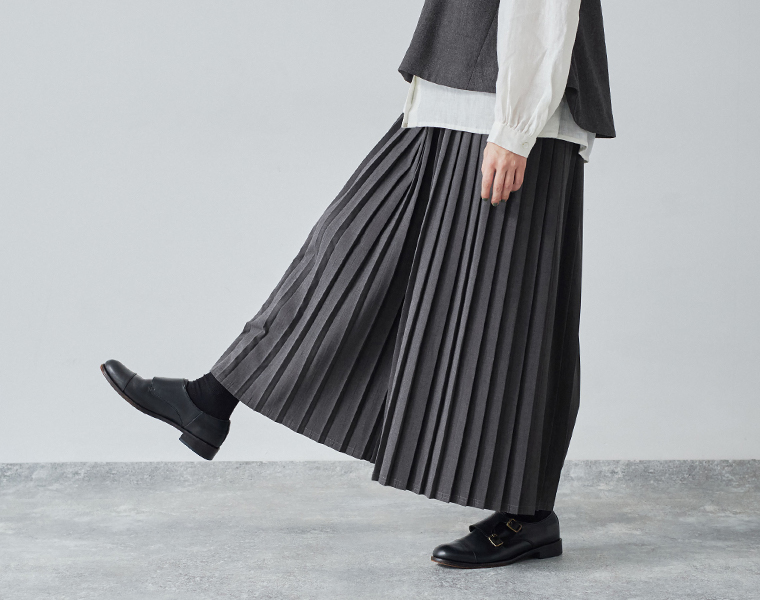 Koibitomisaki のプリーツパンツ（チャコール）の着用横向きカット