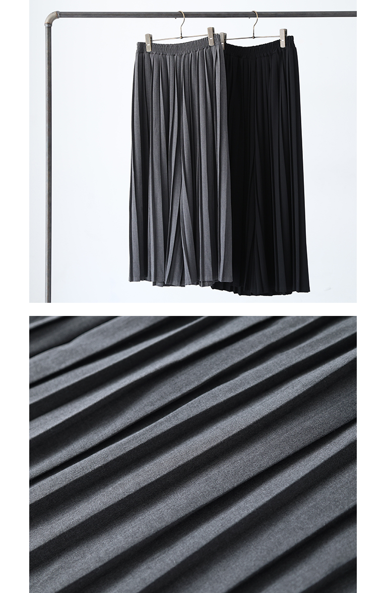 プリーツパンツの商品掛けカットとプリーツディテール