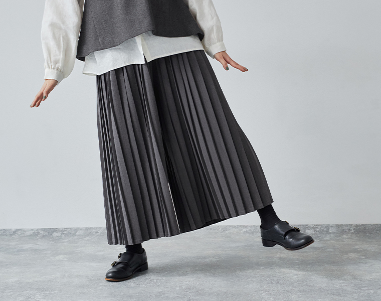 プリーツパンツを着用した正面コーディネート