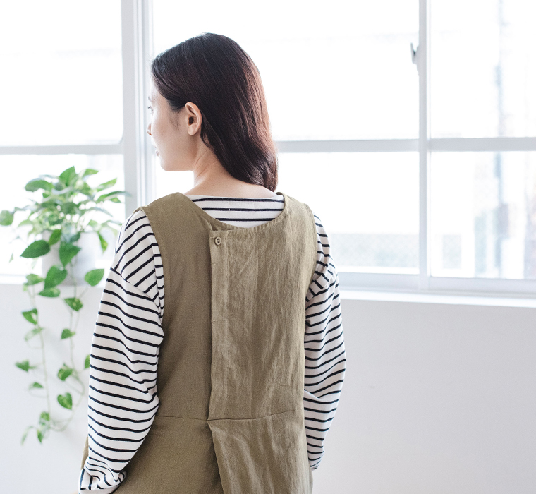 Vネックを前にしてリネンコットン2WAYサロペットを着用したバックスタイル