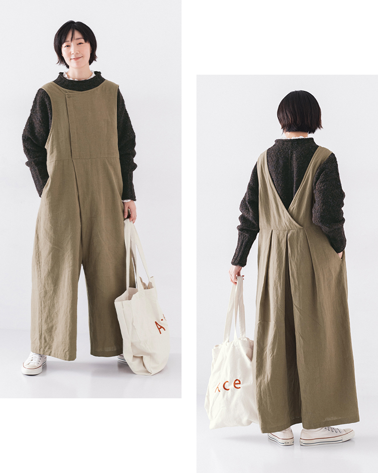 クルーネック側を前にしてリネンコットン2WAYサロペットを着用した前後スタイル
