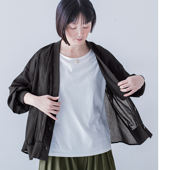 &yarnコットンシアーVネックカーディガンを白のカットソーに羽織ったコーディネート（ブラック）
