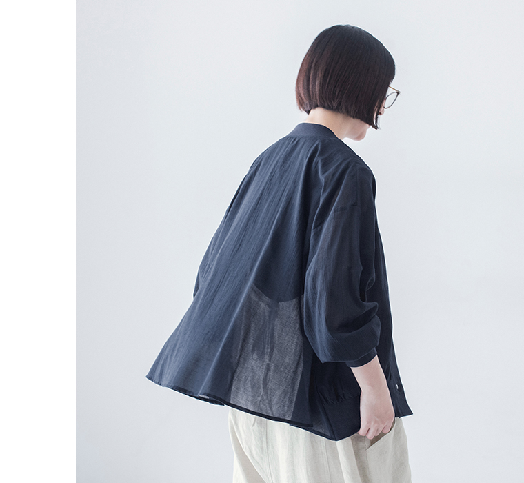 &yarnコットンシアーVネックカーディガンを後ろから撮影した着用イメージ（ネイビー）