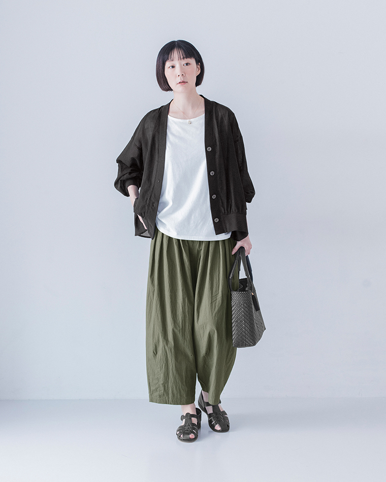 &yarnコットンシアーVネックカーディガンを白のカットソーとカーキのワイドパンツに合わせたコーディネート（ブラック）