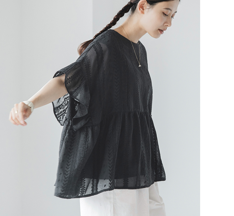 &yarnシアー刺繍 切替プルオーバーを着用した正面コーディネート（ブラック）