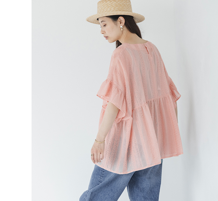 &yarnシアー刺繍 切替プルオーバーのバックシルエットと刺繍柄がわかる着用イメージ（コーラルピンク）