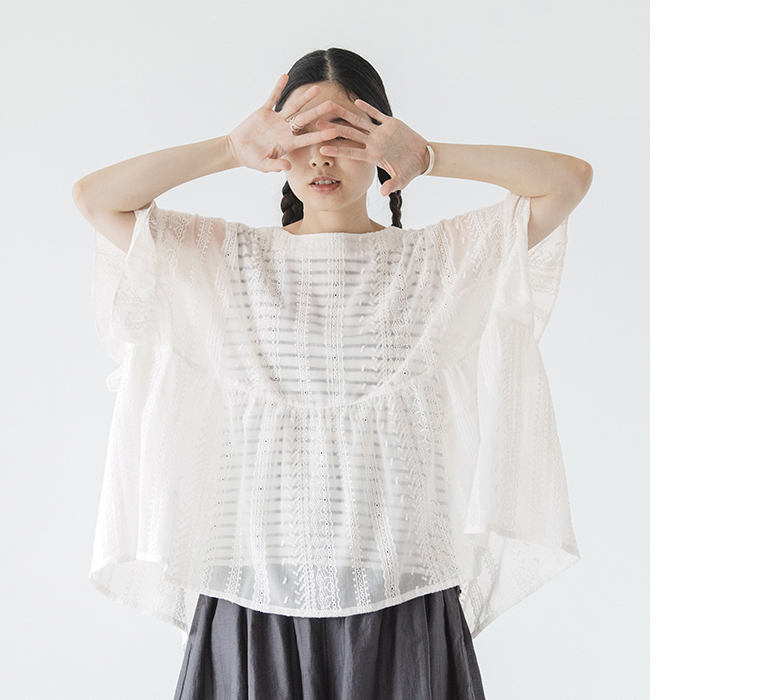 &yarnシアー刺繍 切替プルオーバーの刺繍柄と透け感がわかる着用イメージ（オフホワイト）