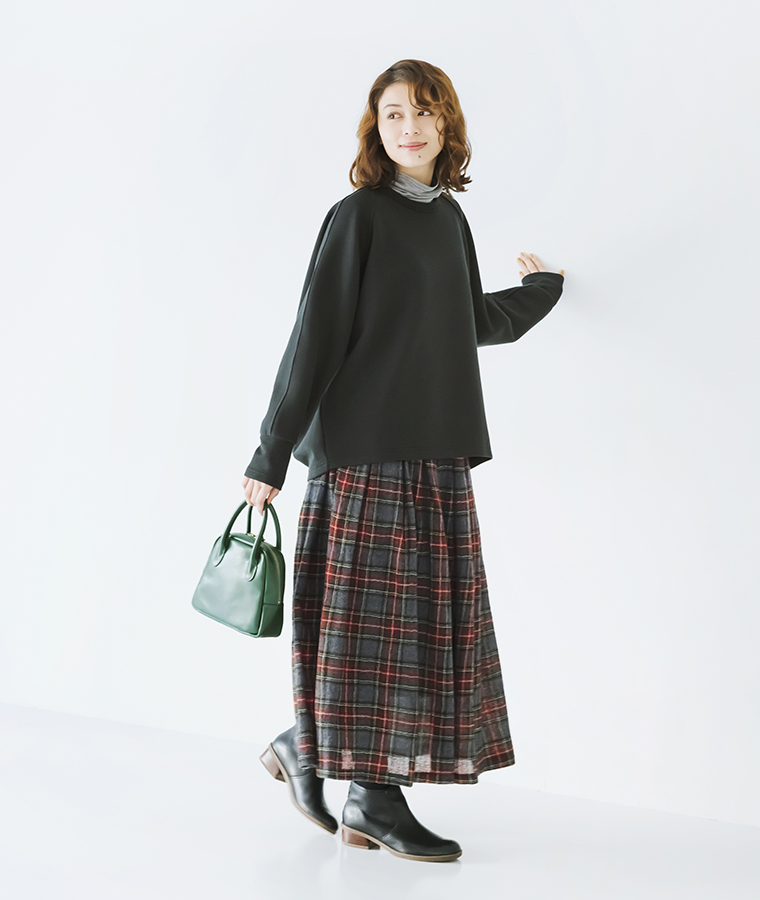 ダンボール後ろタックプルオーバーのチャコールを着用したモデルの全身斜めカット