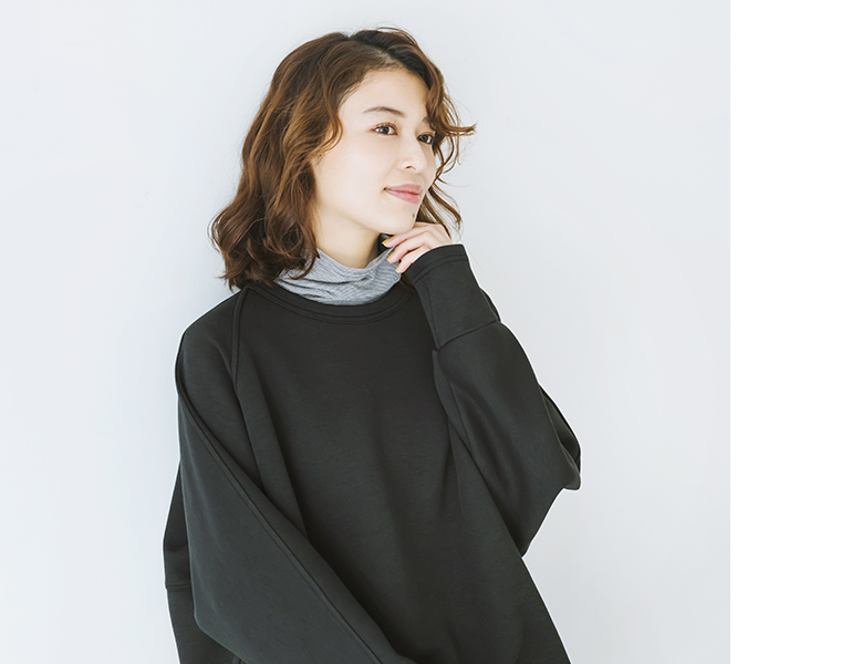 ダンボール後ろタックプルオーバーのチャコールを着用したモデルの上半身斜めカット