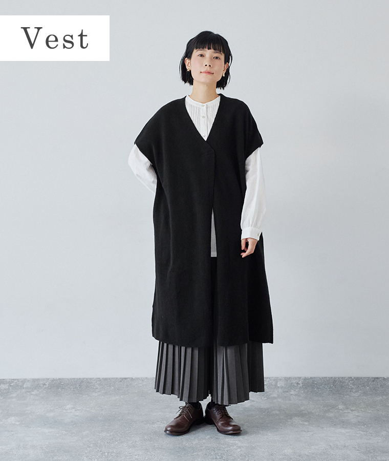 08Mabの別注｜スリットニットロングベストを着用したモデルの正面全身カット（ブラック）